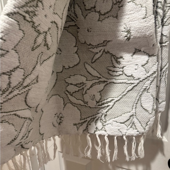 APHORISM Embossed Floral Patterned Throw With Tassels - Pale Green/White - Picture 4 of 5